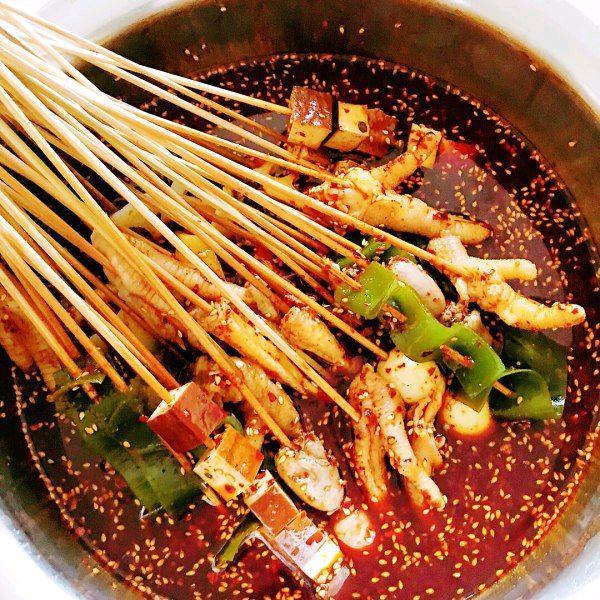 钵钵鸡是一种四川乐山和成都的传统名小吃,起源于四川乐山,属于川菜