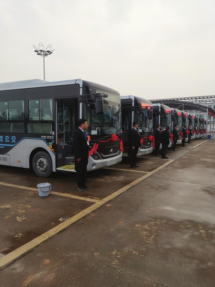 岳阳县荣家湾至岳阳城际公交车开通 共有16个经停站点