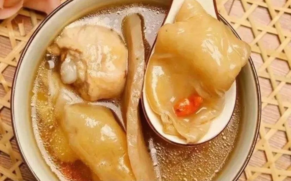鱼胶花菇陈皮响螺煲鸡汤