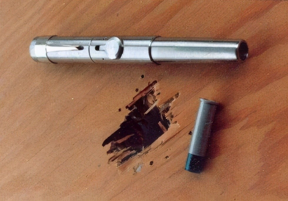 钢笔的笔杆就是一根短枪管,打开笔帽后是击发装置,钢笔枪比其他的特工