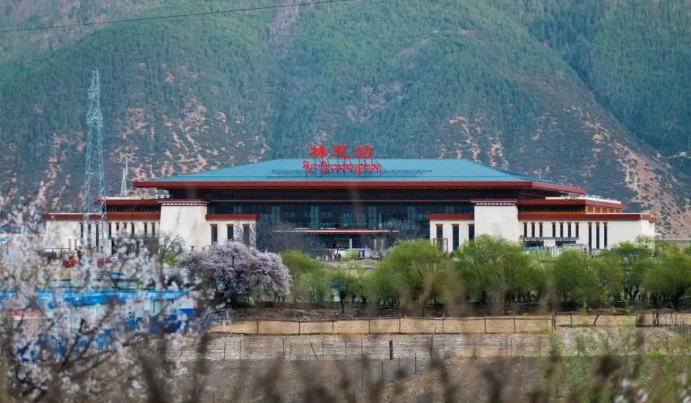 拉林铁路是西藏 第一条电气化铁路 位于林芝市巴宜区的林芝站 是拉林