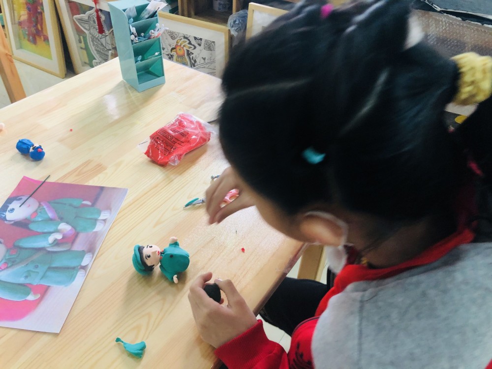 小学生制作红军战士泥塑,用作品向革命先辈致敬