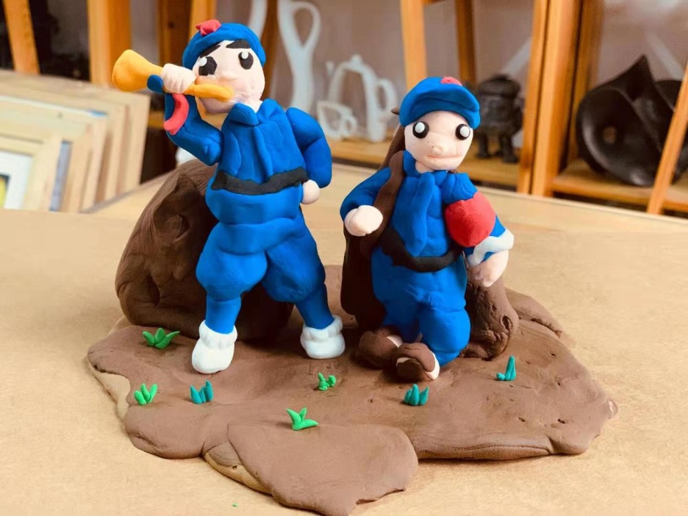 小学生制作红军战士泥塑用作品向革命先辈致敬