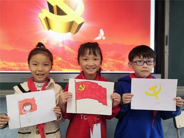 "林游垚同学侧着脑袋,屏着呼吸,小心翼翼地给党旗涂上颜色,填好最后一