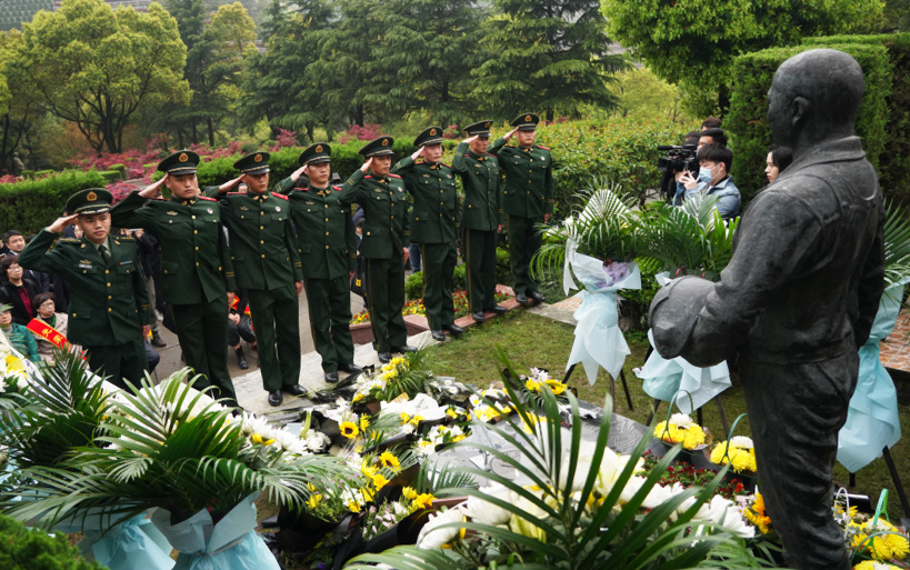 △ 一队武警官兵列队驻守,其中四人伫立在王伟墓前,如哨兵般一动不动.