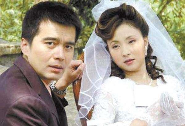 第一任妻子叫做黄建萍,两人同是中国儿童艺术剧院的演员.