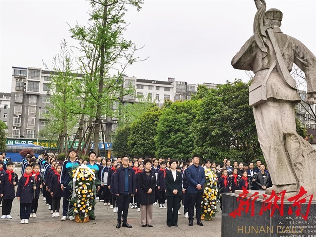 鼎城中小学生走进陈辉公园缅怀革命先烈