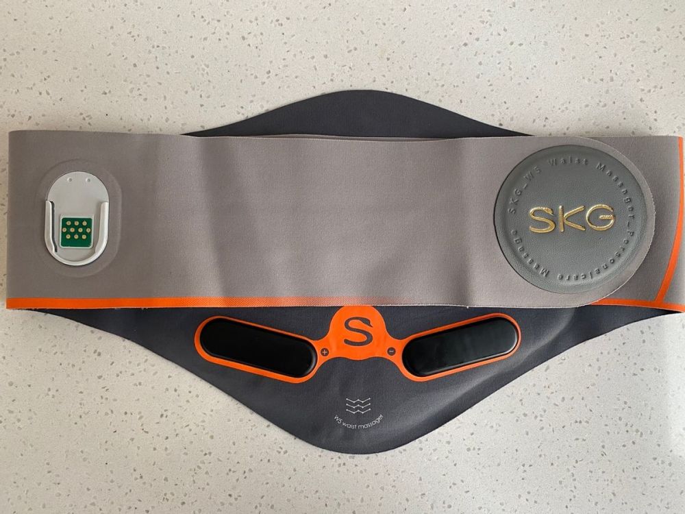 skg w5按摩腰带定制了高弹亲肤透气面料,整个面料摸起来舒服,即使是