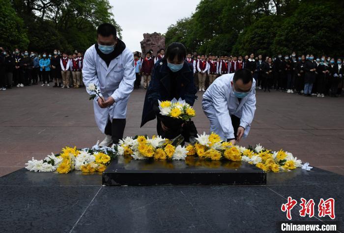 清明将至 重庆民众祭扫歌乐山烈士陵园