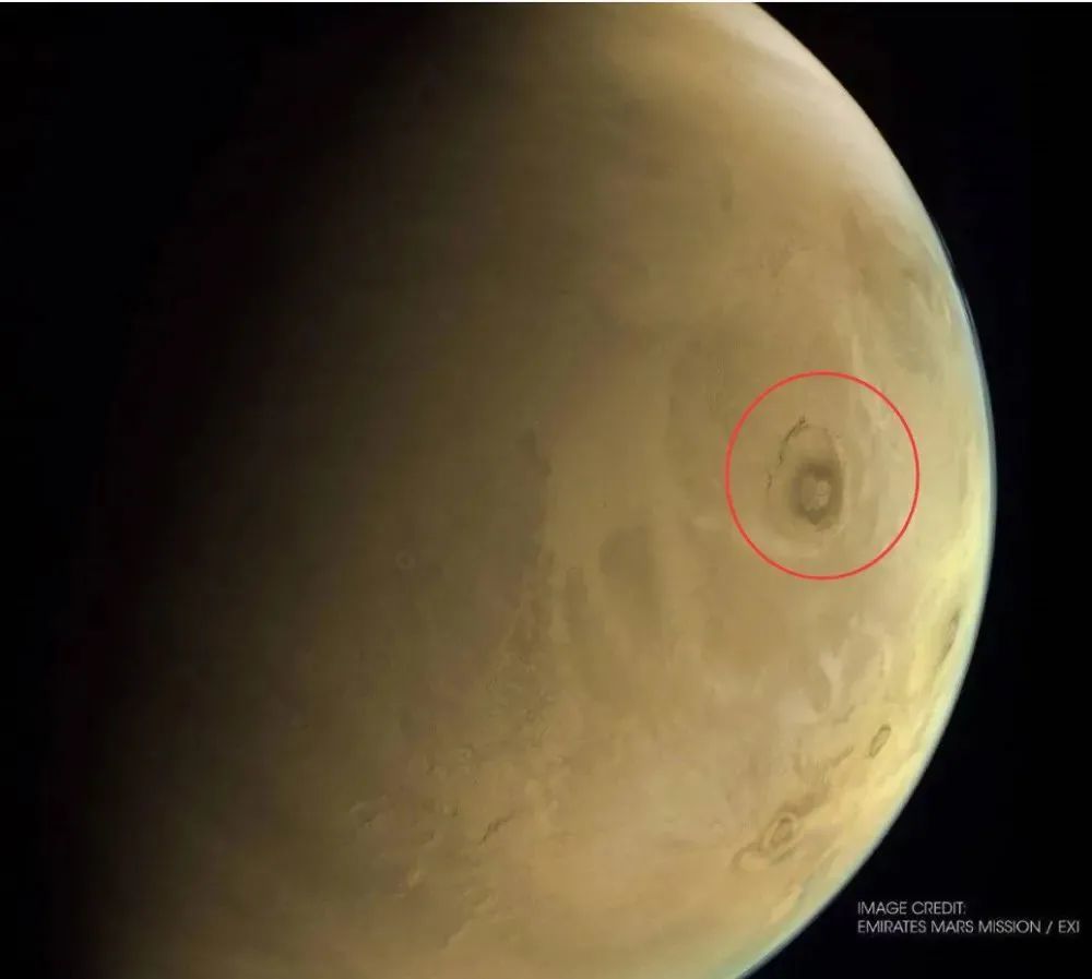 阿联酋火星探测器又发回一张彩照 太阳系中的最高山清晰可见