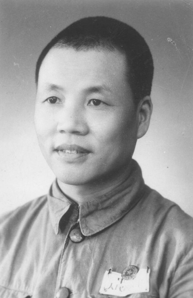 他曾是国军副连长,开赴龙冈作战时携机枪加入红军,25年后授中将