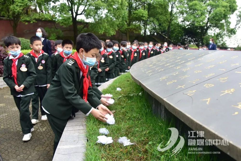 3月31日,我区在双福街道冉钧烈士纪念碑举行"学习党史 缅怀先烈"群众