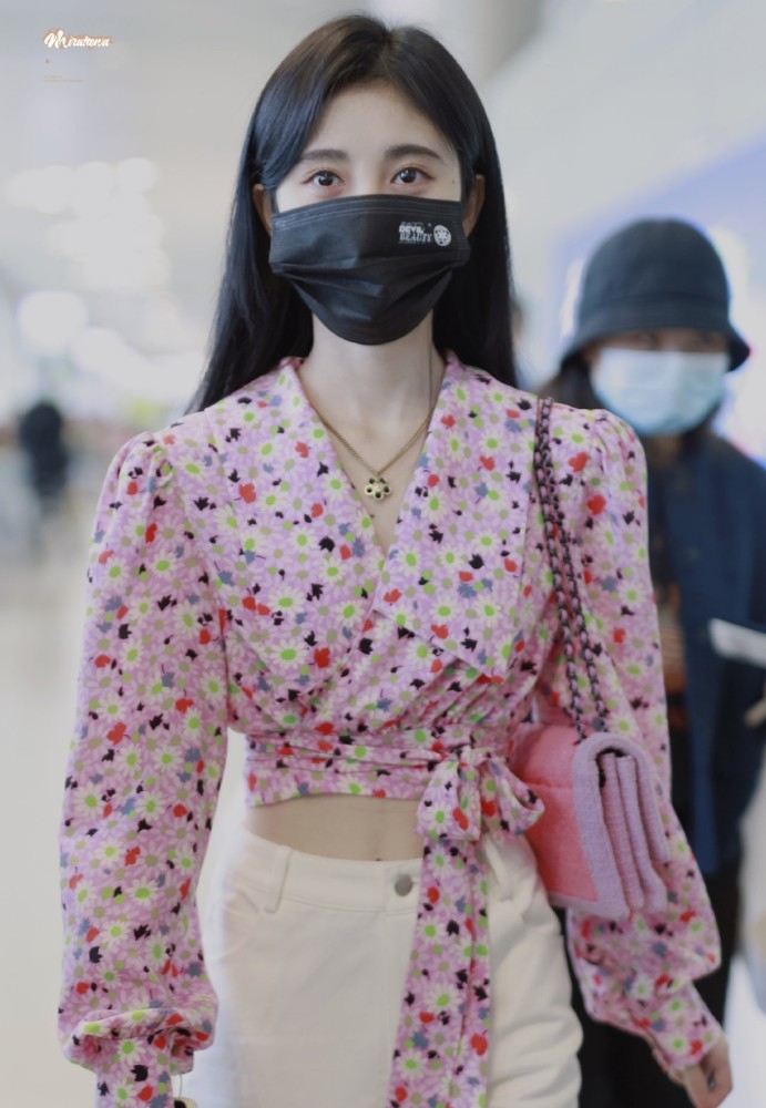 鞠婧祎撞衫虞书欣,同穿粉色碎花上衣,我却被鞠婧祎的腰吸引了