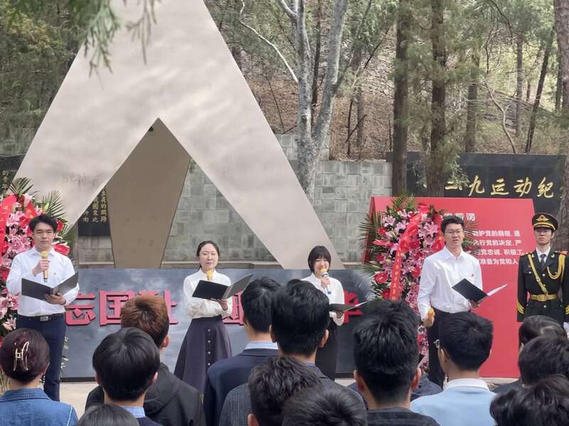 首都青年学子祭扫"一二·九"运动纪念碑,追寻红色印记