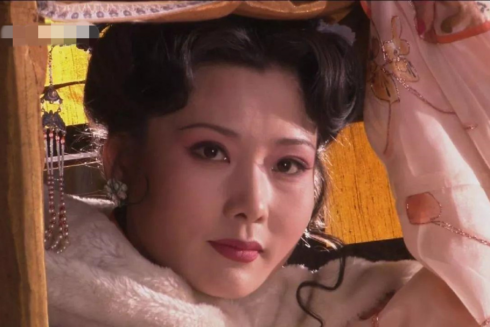 她在剧里饰演本是妓院头牌后嫁给白景琦的杨九红,何赛飞精湛的演技,将
