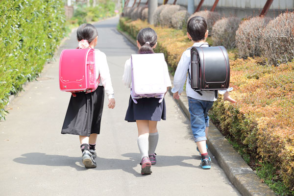 六岁小学生独自乘坐电车上学让人诧异的日本小孩独立性
