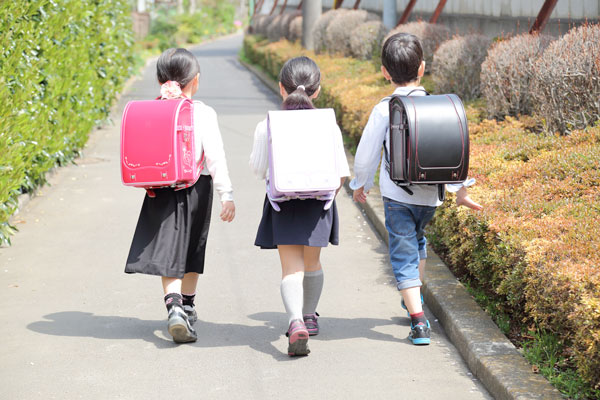 六岁小学生独自乘坐电车上学?让人诧异的日本小孩独立