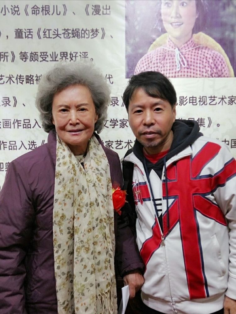 高放被旁人拉到边上,给年轻女演员让位,老戏骨都这么落魄了吗?