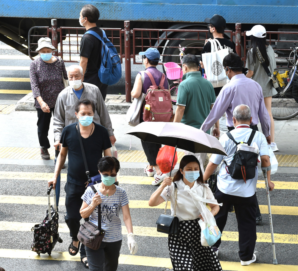 4月1日,香港市民佩戴口罩出行.新华社记者 卢炳辉 摄