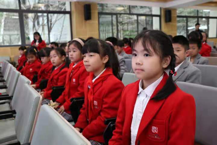 4月1日,中国纸飞机大师刘冬老师被邀请参加渝中区鼓楼人和街小学的