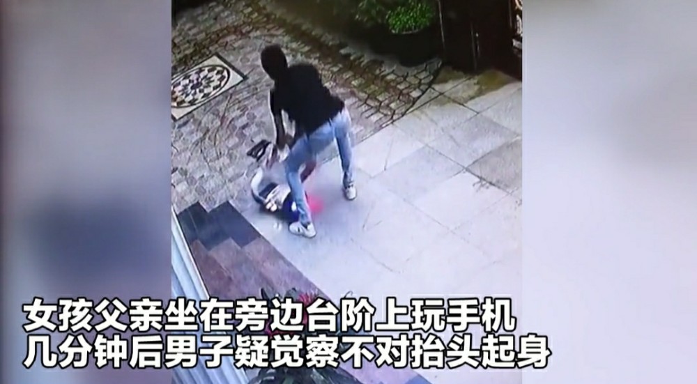 女孩骑车撞台阶欲摔倒,被父亲成功救下,他竟在女儿出事前就已起身!