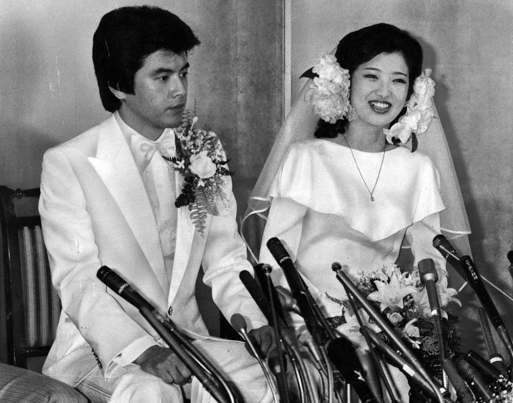 1980山口百惠和三浦友和结婚,轰动一时