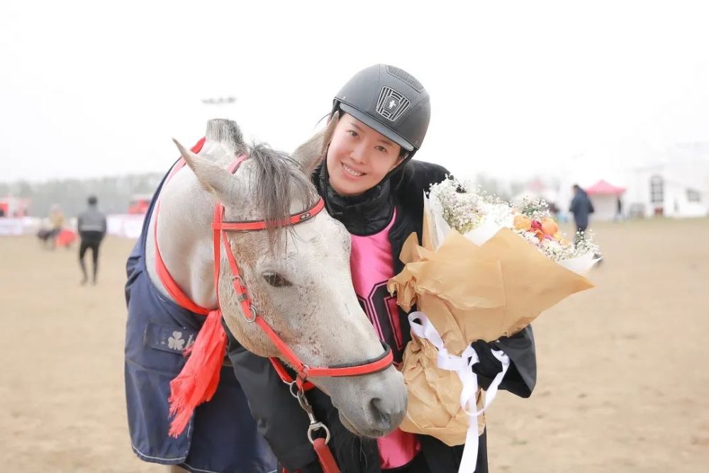 女骑手霍易策骑福禄吉2021全国马术耐力锦标赛120公里夺冠