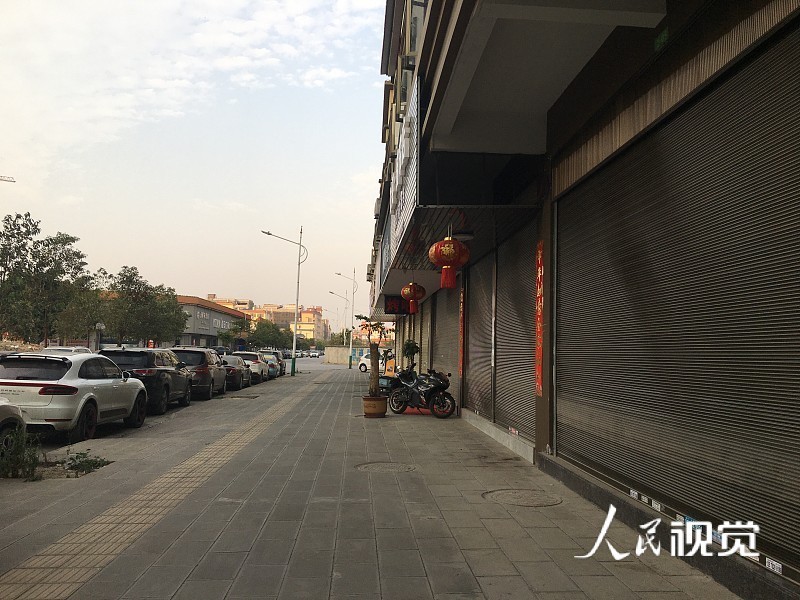 云南省德宏傣族景颇族自治州瑞丽市,疫情期间纷纷关门歇业的商店