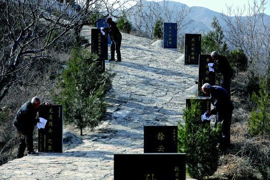 他们踏遍山山水水寻访散葬在荒山野岭的烈士遗骸