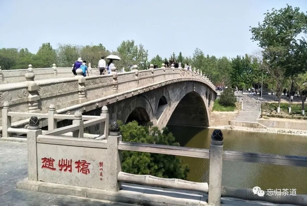 赵州桥:桥面两侧有石栏,栏板上雕刻着精美的图案