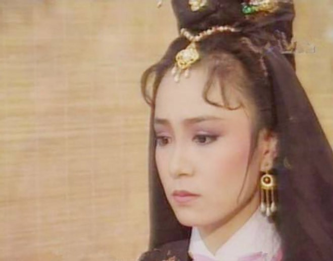 在1996年,吕颂贤版里,梁艺龄出演任盈盈这个角色.