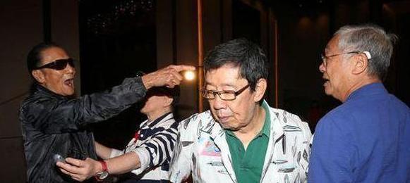 6年前谢贤为何当众扇曾江耳光?如今拥抱冰释前嫌,谁从