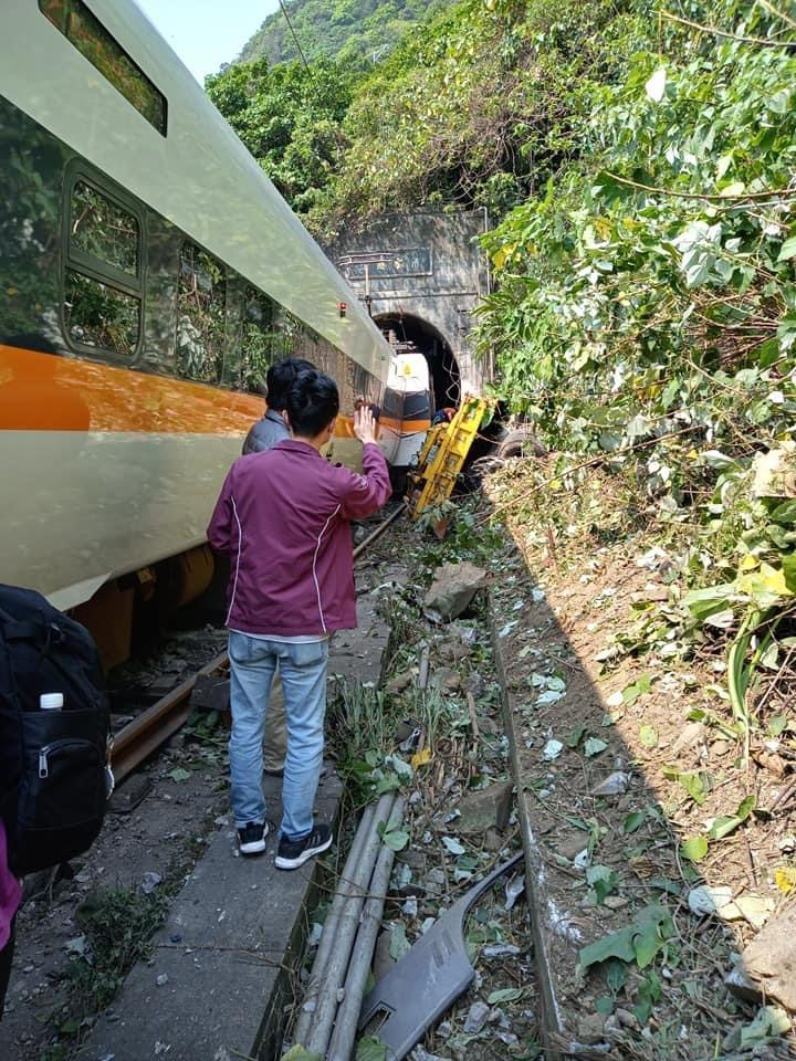 工程车坠坡砸火车,台铁太鲁阁列车在花莲出轨卡隧道,伤亡不明