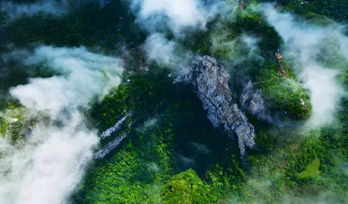 广西乐业天坑群 提起广西,多数人脑海中最先浮现的总是桂林山水,不过