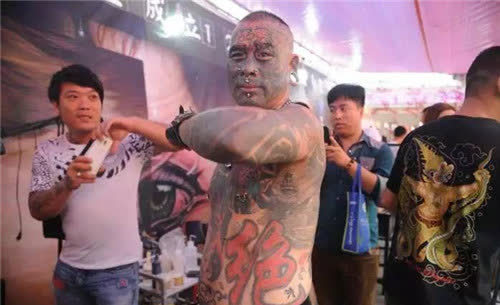 中国纹身第一人刘新民曾吓哭小女孩是博人眼球还是追求艺术