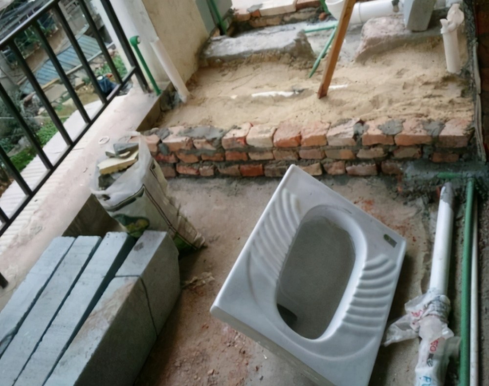 楼上邻居要把阳台改成厕所,老婆笑着同意,半个月后邻居哭着拆了