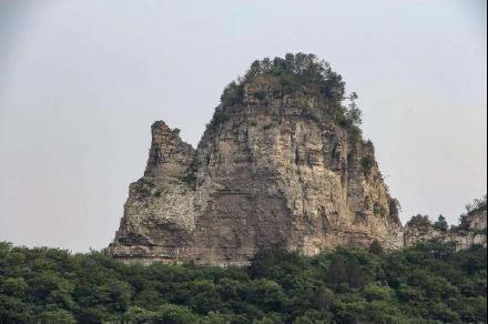 河北磁县:云雾缭绕炉峰山