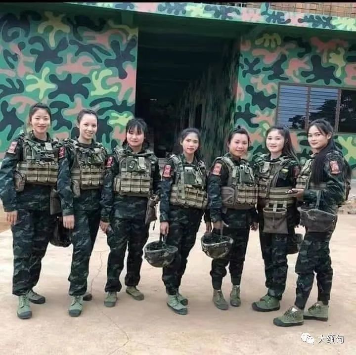 缅甸克钦和克伦女兵风采