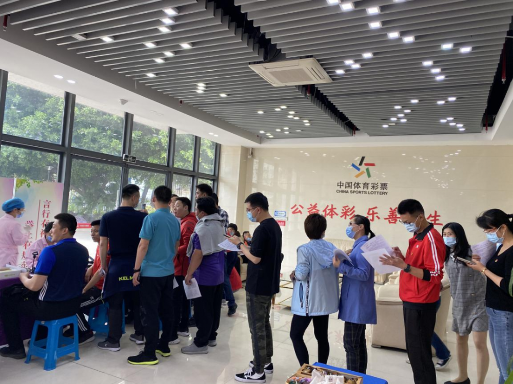 福建省体彩中心开展"学习雷锋 为爱举手"无偿献血志愿服务活动
