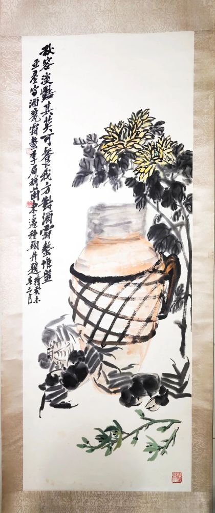 赏菊花,再斟一杯菊花饮,吹着凉爽秋风 ,欣赏国画名家笔下的重阳菊蟹图