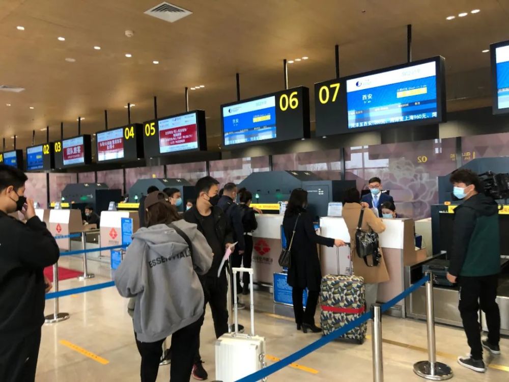 牡丹机场首航旅客接受媒体采访 首航旅客 进入牡丹机场办理值机,过