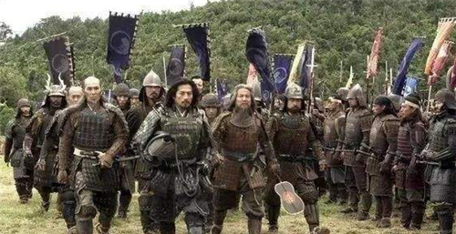 古代战争中,士兵盔甲厚重为何还要背一支护背旗?专家