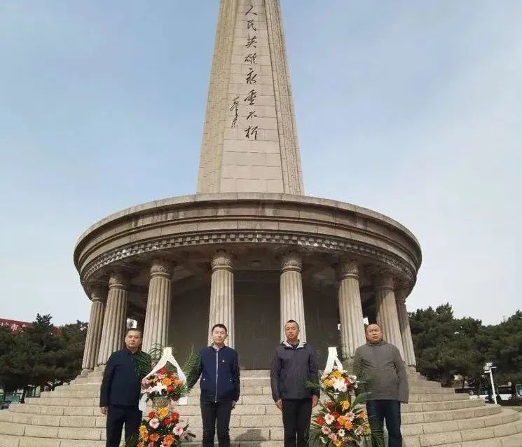 缅怀革命先烈,4月1日,市委老干部局在四平烈士纪念塔前,组织召开党史