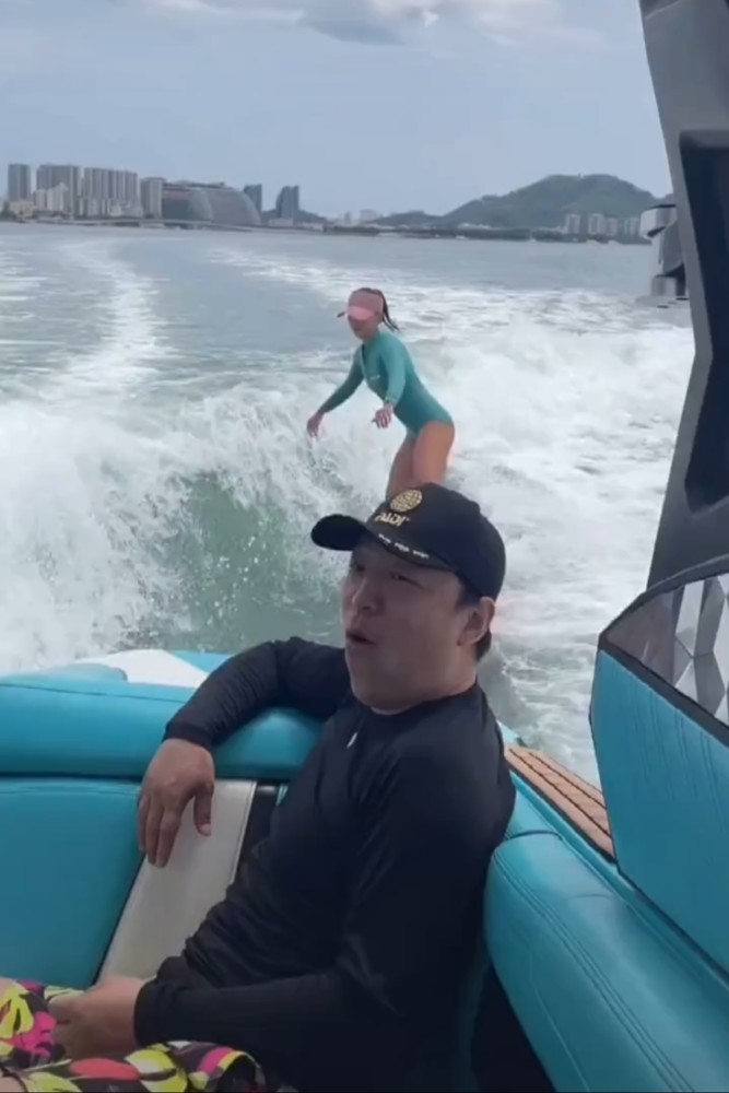 超模瞿颖玩冲浪?穿泳衣大秀1米2长腿,太性感引黄渤一直盯着