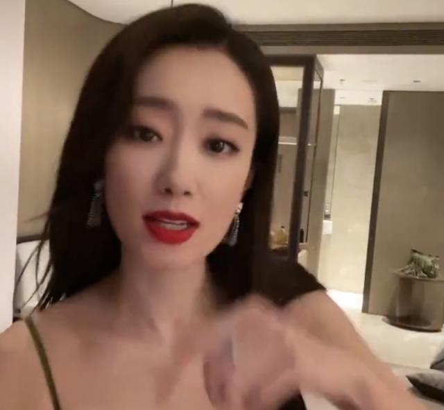 两副面孔!张小斐上班端庄又大气,下班后的举动网友要看懵了