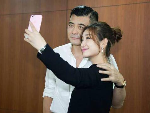 王新军现在是娱乐圈中有实力的男演员之一,而妻子还是秦海璐,可以说