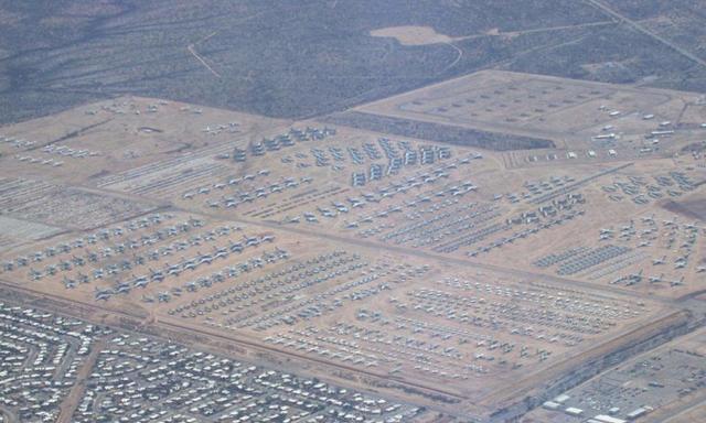 美国的飞机坟场也是美军的战略储备基地停放着5000架战机