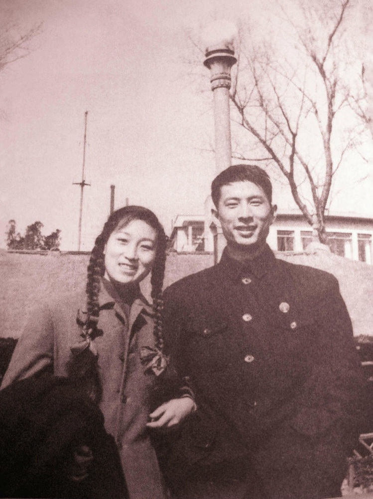 美男子冯喆的悲剧人生:49岁死因成谜,妻子不与他合葬