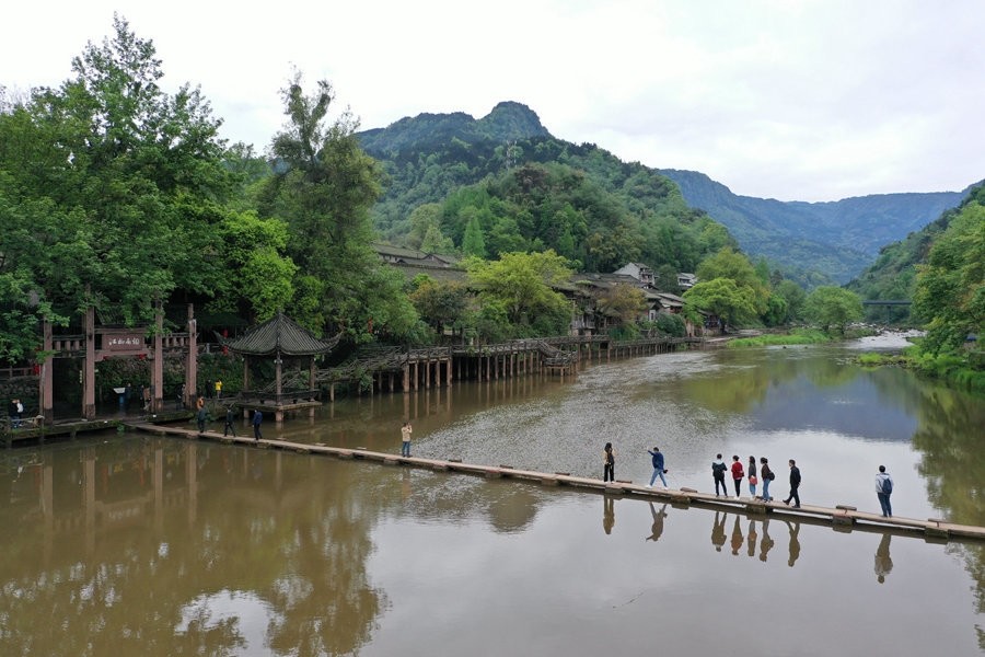 航拍眉山市洪雅县柳江古镇一幅青山碧水的生态画卷