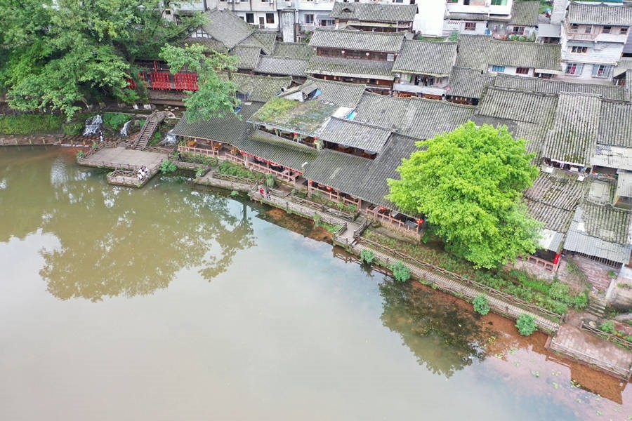 航拍眉山市洪雅县柳江古镇一幅青山碧水的生态画卷